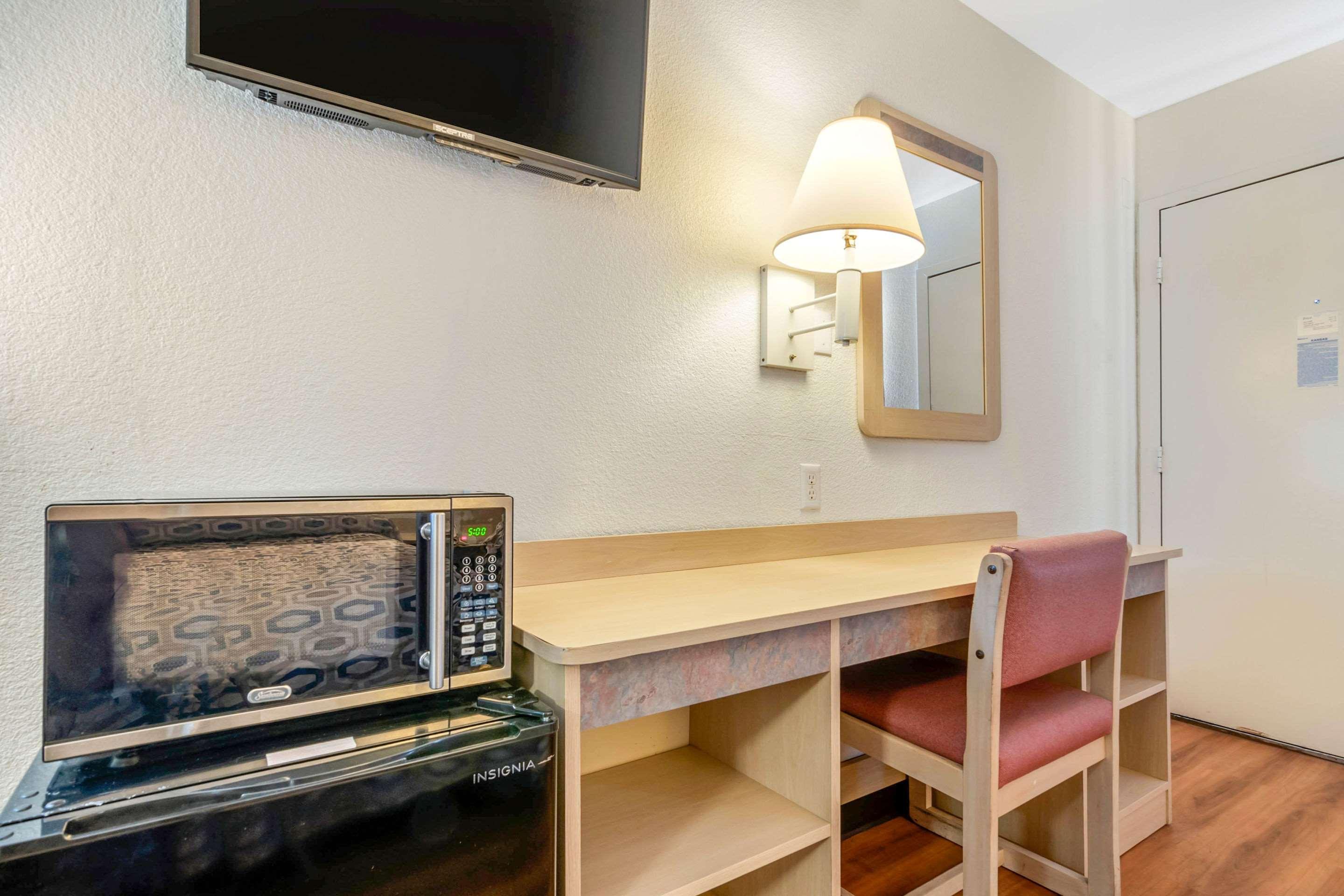Rodeway Inn Hays Eksteriør bilde