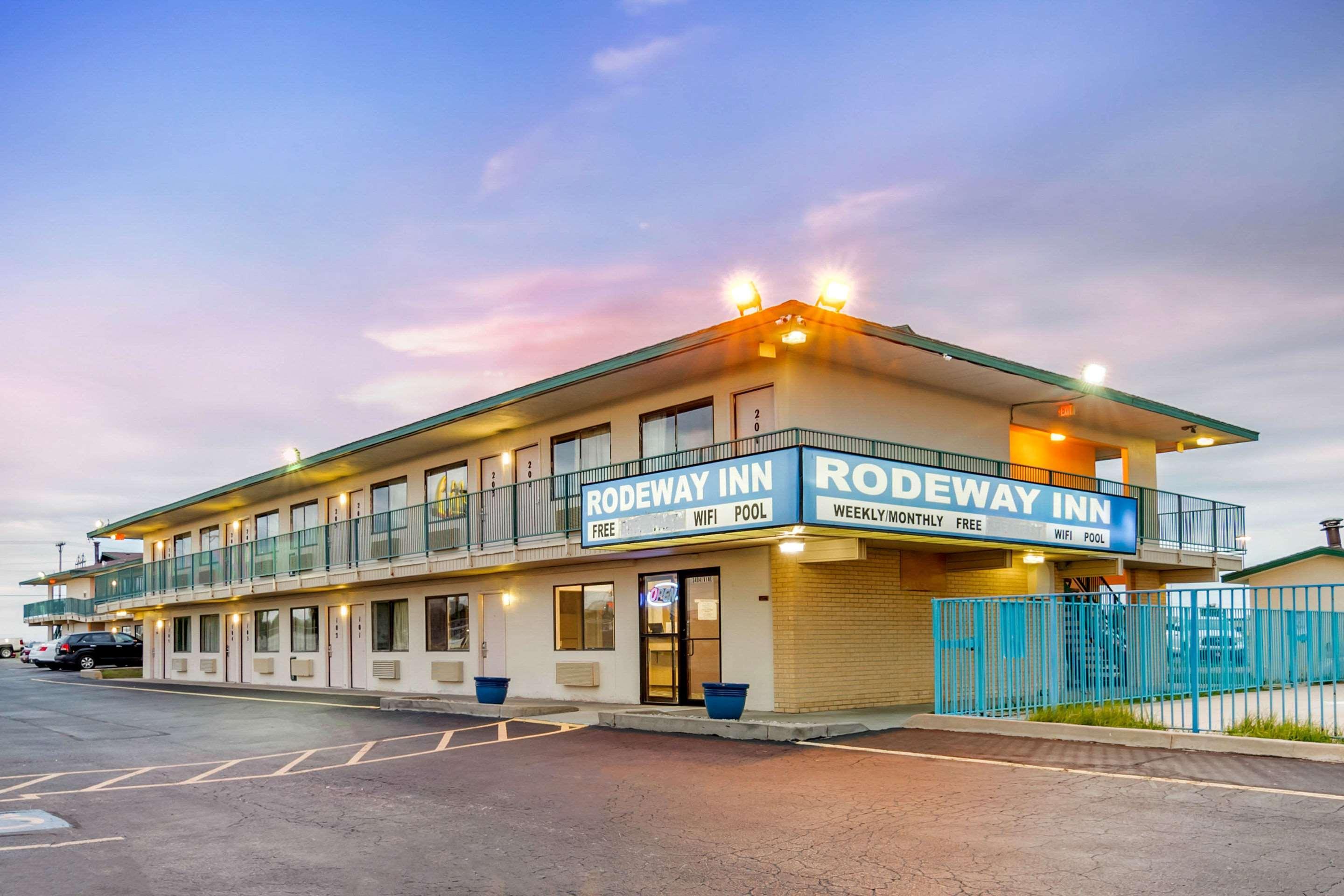Rodeway Inn Hays Eksteriør bilde