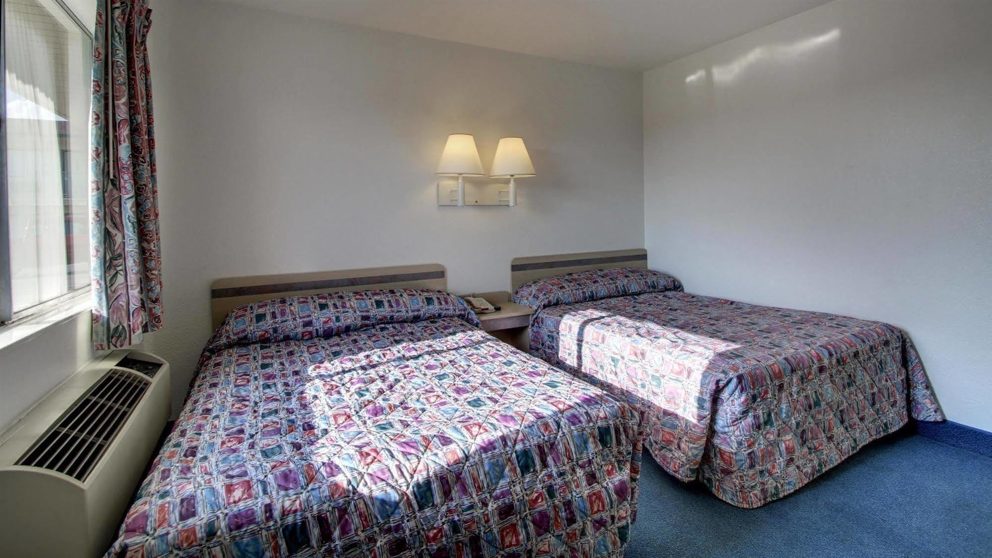 Rodeway Inn Hays Eksteriør bilde