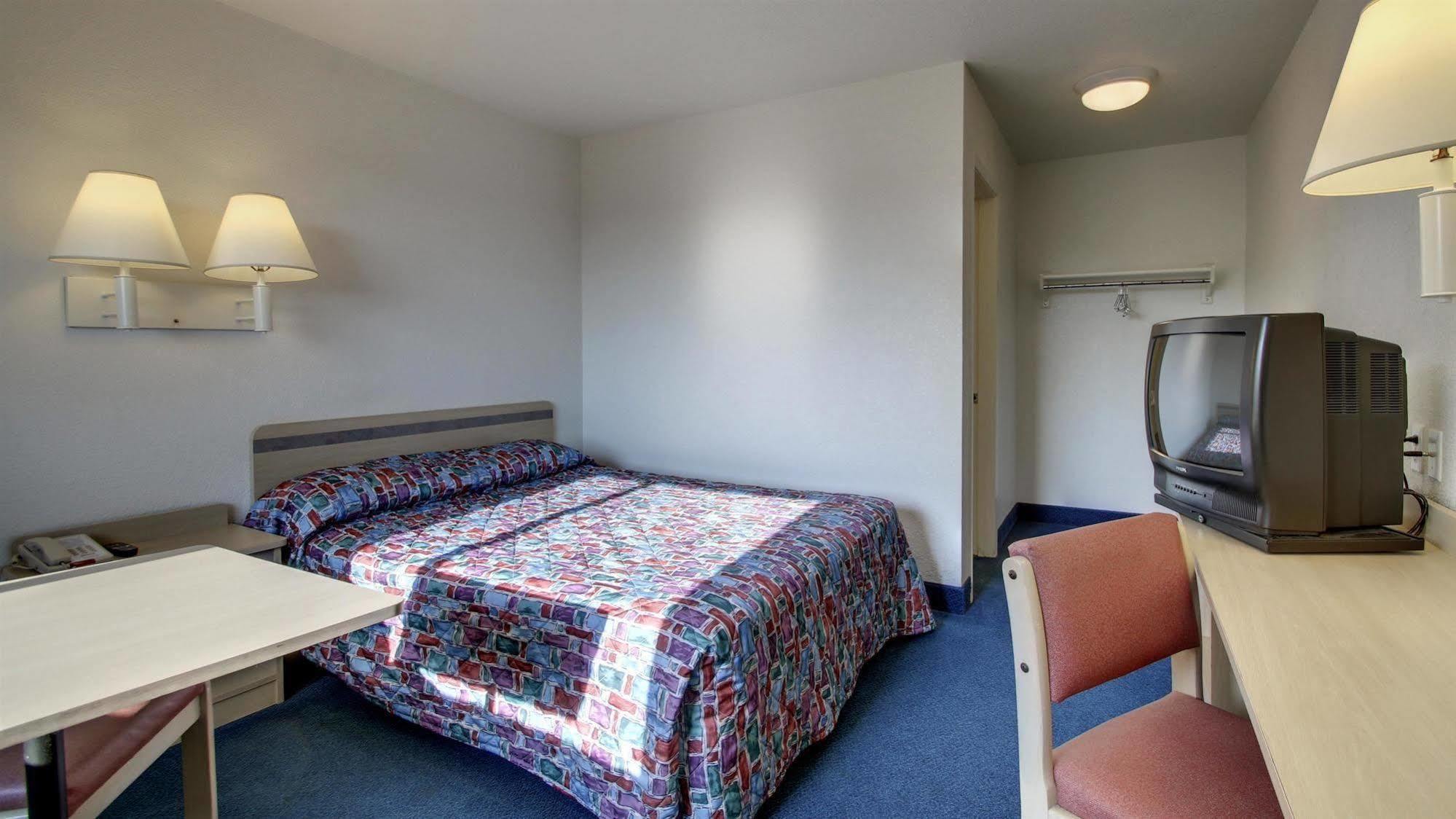 Rodeway Inn Hays Eksteriør bilde