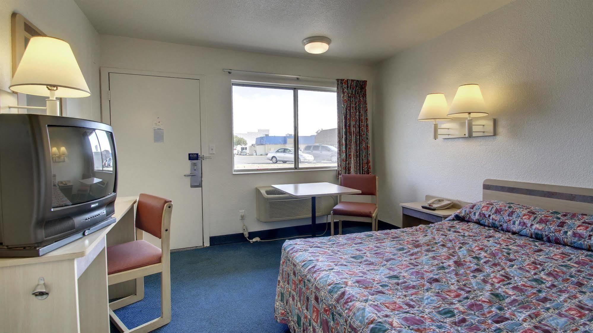 Rodeway Inn Hays Eksteriør bilde